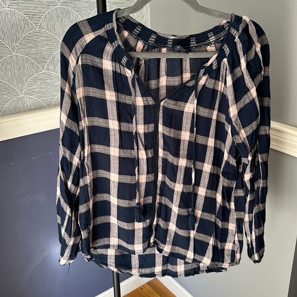 American Eagle Outfitters Tops - American eagle blouse Navy & light pink plaid size Med